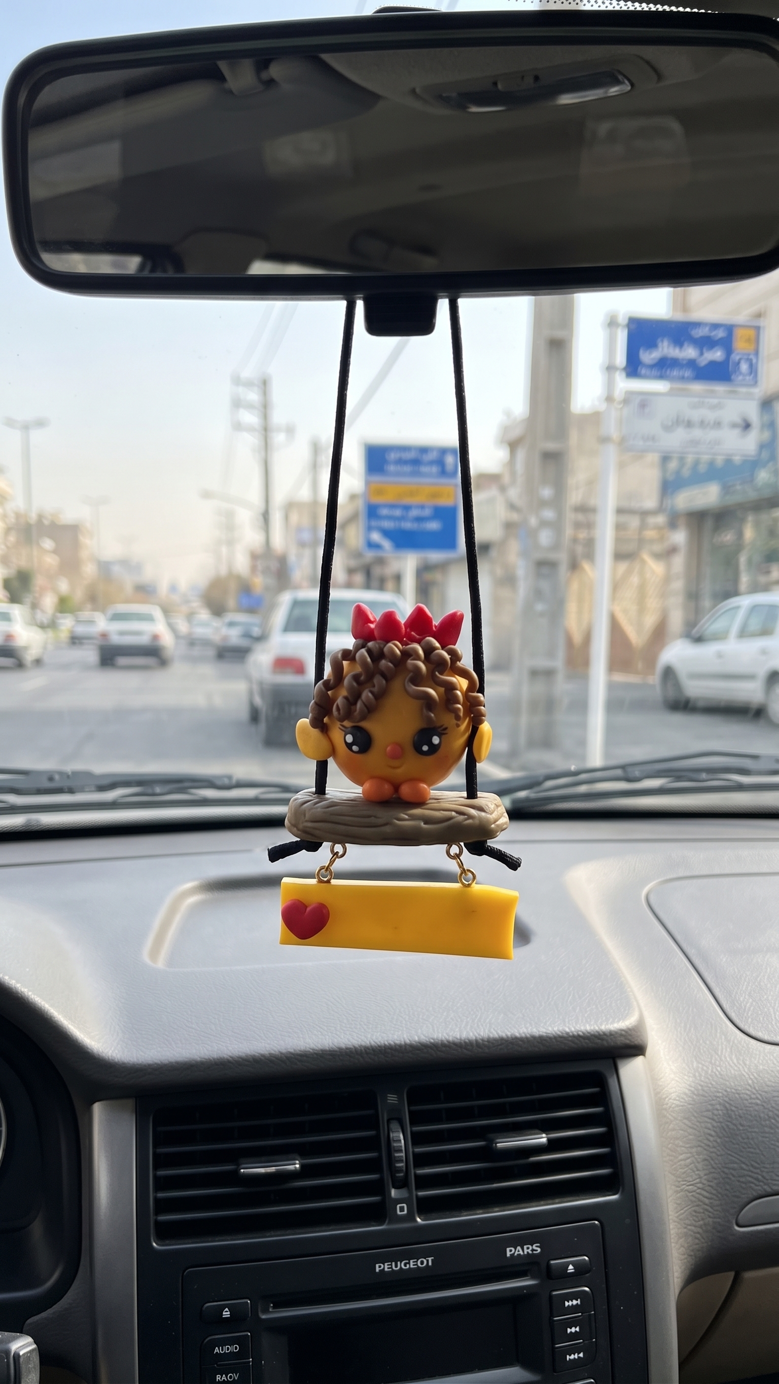 آویز آینه ماشین طرح جوجو مو قهوه ای کد 1008